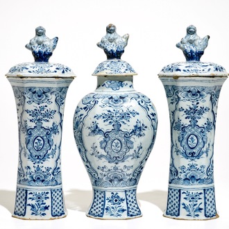 Une grande garniture de trois vases en faïence de Delft bleu et blanc, 18ème