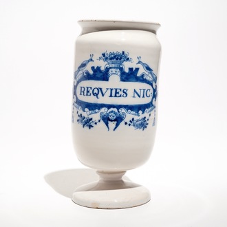 Un pot à pharmacie sur piedouche en faïence de Delft bleu et blanc, 18ème