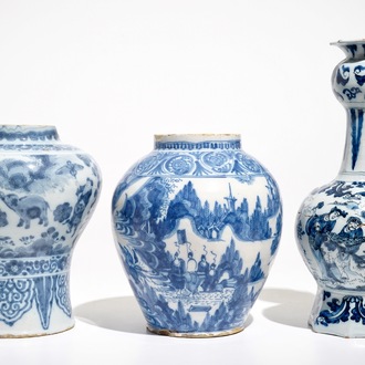 Trois vases en faïence de Delft bleu et blanc à décor chinoiserie, 17/18ème