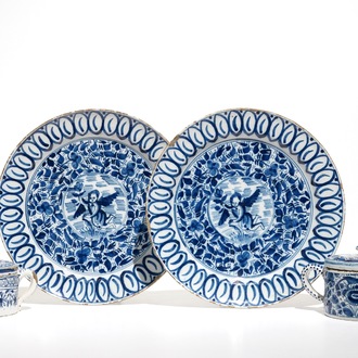 Une paire de plats et deux pots à sucre en faïence de Delft bleu et blanc, 18ème