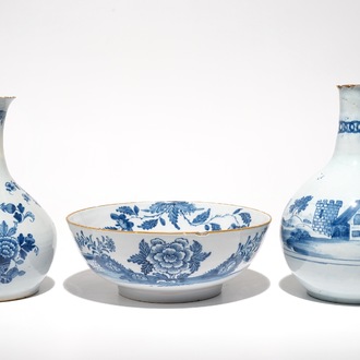 Deux vases de forme bouteille et un bol en faïence anglaise en style de Delft, 18ème