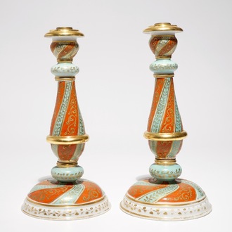 Une paire de flambeaux en porcelaine de Paris, Jacob Petit, 19ème