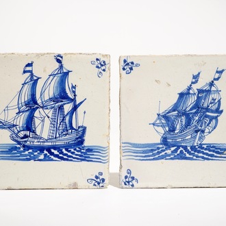 Twee fijne blauwwitte Delftse tegels met grote schepen, 17e eeuw