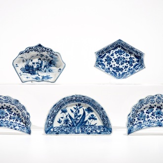 Vijf blauwwitte Delftse specerijen- of rijsttafelbordjes, 17/18e eeuw