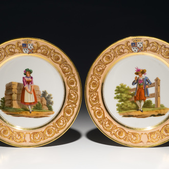 Deux assiettes armoriées figurant des paysans tiroliens en porcelaine de Paris, Edouard Honoré, 1ère moitié du 19ème