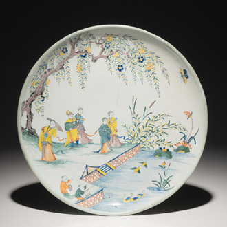 Een polychrome Franse chinoiserie schotel, Sinceny, 18e eeuw