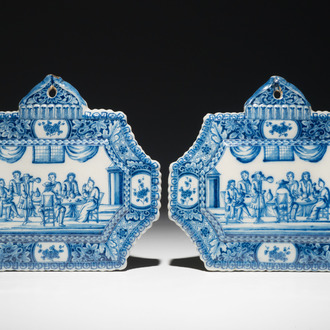 Une paire de plaques en faïence de Delft bleu et blanc aux scènes d'intérieur, 18ème