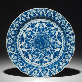 Un plat en faïence de Delft bleu et blanc à décor ornamental, 1ère moitié du 18ème