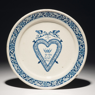 Une assiette d'anniversaire de mariage en faïence de Delft bleu et blanc, daté 1711