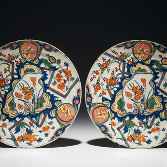 Une paire d'assiettes en faïence polychrome de Delft à décor "au tonnerre", 2ème moitié du 17ème
