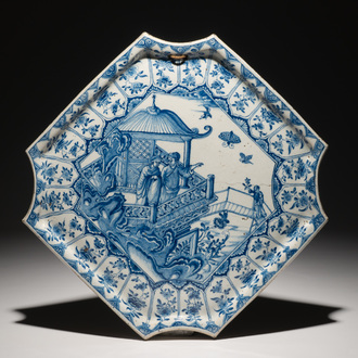 Een blauwwitte Delftse plaquette met chinoiserie decor, gedateerd 1723