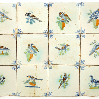 Douze carreaux en faïence de Delft polcyhrome aux oiseaux, 17ème