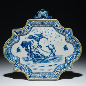 Une plaque en faïence de Delft bleu et blanc à décor mythologique, 18ème