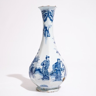 Un vase de forme bouteille en faïence de style Delft à décor de chinoiserie en bleu et blanc, Francfort ou Nevers, 17ème