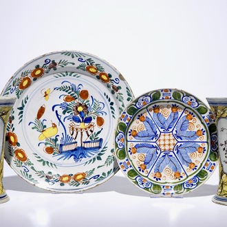 Une paire de vases et deux plats en faïence de Delft polychrome, 18ème