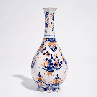 Een Delftse flesvormige vaas met floraal chinoiseriedecor in rood en blauw, 1e helft 18e eeuw