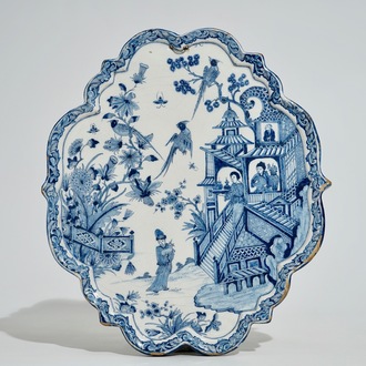 Een blauwwitte Delftse plaquette met chinoiserie decor bij een pagode, begin 18e eeuw