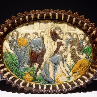 Un plat ovale sur piédouche dans le style de Palissy à décor du Lavement des pieds, 17ème