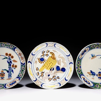 Trois assiettes en faïence de Delft polychrome figurant des cailles et un perroquet, 18ème
