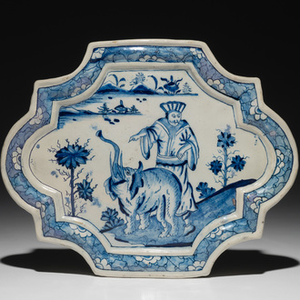 Une plaque en faïence de Delft bleu et blanc à décor chinoiserie avec un éléphant, 18ème