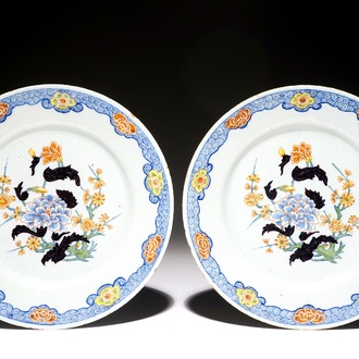 Une paire d'assiettes en faïence de Delft polychrome renforcé en noir à décor chinoiserie de style Yongzheng, 18ème