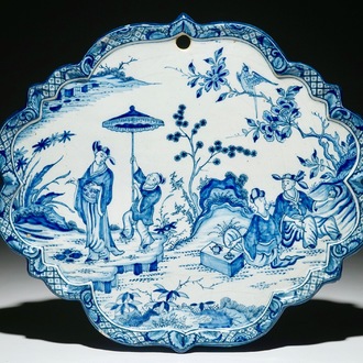 Een fijne blauwwitte Delftse plaquette met chinoiserie decor van theedrinkers, 1e helft 18e eeuw