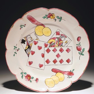 Une assiette en faïence à décor de cartes à jouer, poss. Ferrat, Moustiers, ou Nevers, 18ème