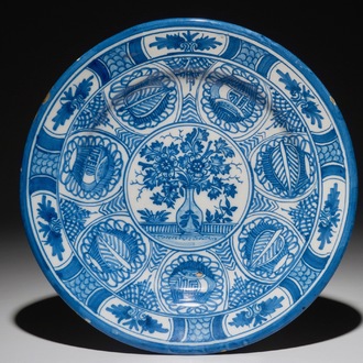 Un plat en faïence de Delft bleu et blanc à décor chinoiserie d'un vase fleuri, 2ième moitié du 17ème