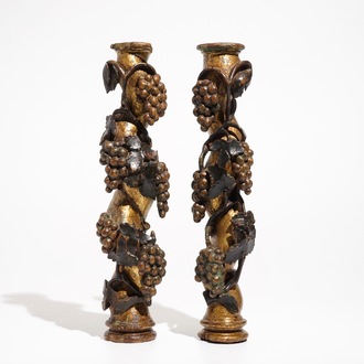Une paire de piliers aux raisins en bois sculpté, doré et polychromé, 18ème