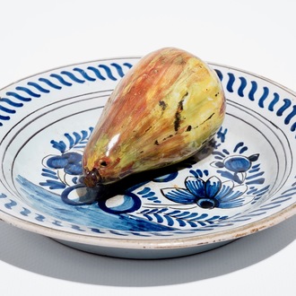 Une assiette trompe l'oeil avec une poire en faïence de Delft, 19ème