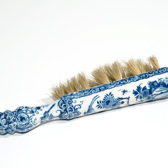 Une brosse en faïence de Delft bleu et blanc, 1ère moitié du 18ème