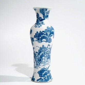 Un vase en faïence de Delft bleu et blanc à décor chinoiserie, 2ème moitié du 17ème