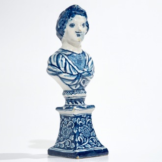 Une buste sur socle en faïence de Delft bleu et blanc, 17/18ème