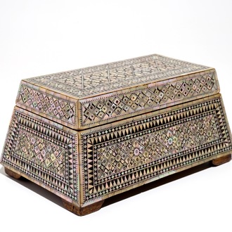 Een trapezoïde doos met parelmoer inlegwerk, wellicht Gujarat, Mughal India, 18/19e eeuw