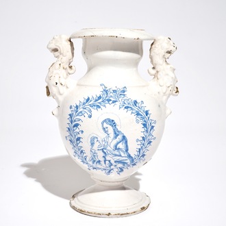Un vase d'autel en faïence de Delft ou Haarlem en bleu et blanc avec La Vierge à l'Enfant, 17ème