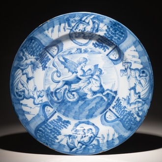 Un plat en faïence de Delft bleu et blanc à décor mythologique, 1ère moitié du 18ème