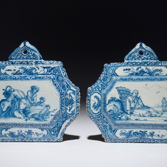 Een paar blauwwitte Delftse plaquettes met decors naar Bloemaert, gedat. 1726