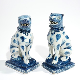 Une paire de chiens en faïence de Delft bleu et blanc, 1ère moitié du 18ème