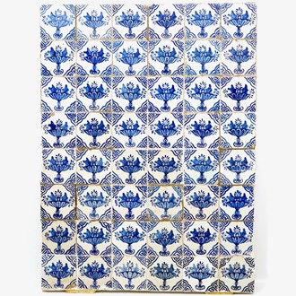 Un panneau de 48 carreaux en faïence de Delft bleu et blanc aux tazzas aux fruits, 17ème