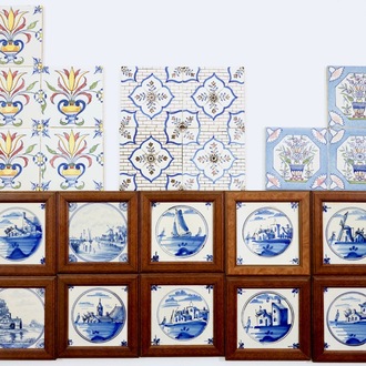 Een lot van 22 diverse polychrome en blauwwitte Delftse tegels, 19e eeuw