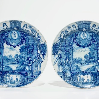 Une paire de plats en faïence de Delt bleu et blanc à décor religieux, 1ère moitié du 18ème