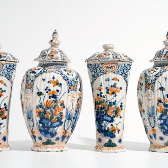 Une garniture de quatre vases en faïence de Delft en palette cachemire, 1ère moitié du 18ème