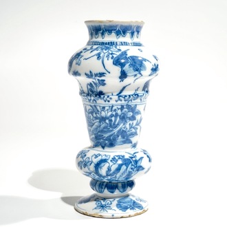 Un vase en faïence de Delft bleu et blanc à décor chinoiserie, 2ème moitié du 17ème