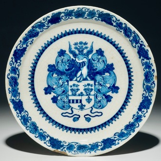 Une assiette armoriée en faïence de Delft bleu et blanc, 1ère motié du 18ème
