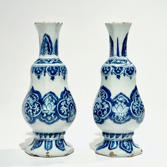 Une paire de vases en faïence de Delft bleu et blanc, 17ème