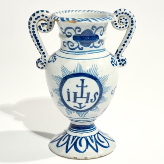 Un vase d'autel en faïence de Delft bleu et blanc à inscription IHS, 18ème