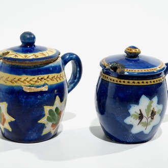 Twee Brussels aardewerken mosterdpotjes met blauwe fondkleur, 18/19e eeuw