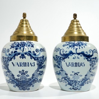 Une paire de pots à tabac en faïence de Delft bleu et blanc, 19ème