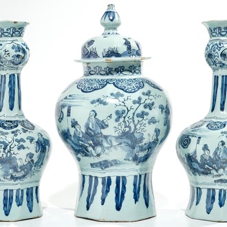 Une garniture de trois vases en faïence de Delft bleu et blanc à décor chinoiserie, 2ème moitié du 17ème