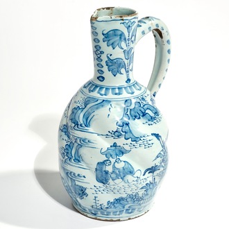 Un pichet torsadé en faïence de Delft bleu et blanc à décor chinoiserie, 2ème moitié du 17ème